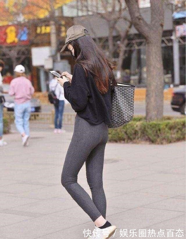 版型 棕色休闲帽子搭配灰色打底裤,穿裤子时,注重整体穿着的美观度!