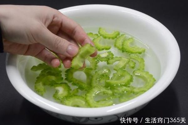 吃了30年苦瓜，才发现只需要切掉“苦源”，苦瓜一点都不苦！