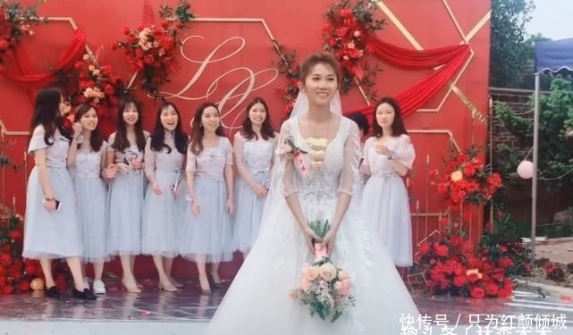 新娘仍手捧花,下一个动作令人愤怒,网友:其他闺蜜会吃醋的!