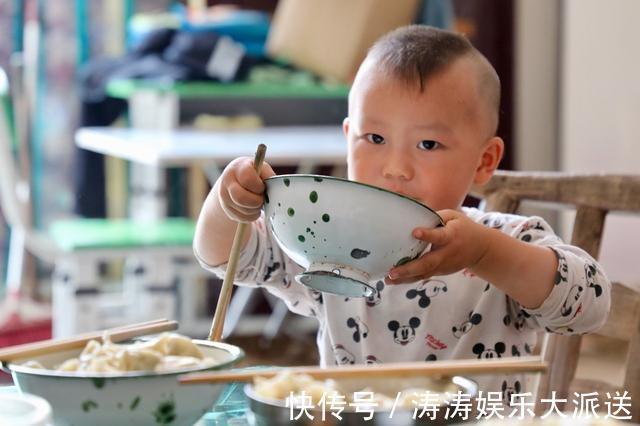 1岁女儿只吃保姆做的菜,宝妈偷尝一口后,当天就把保姆“炒”了