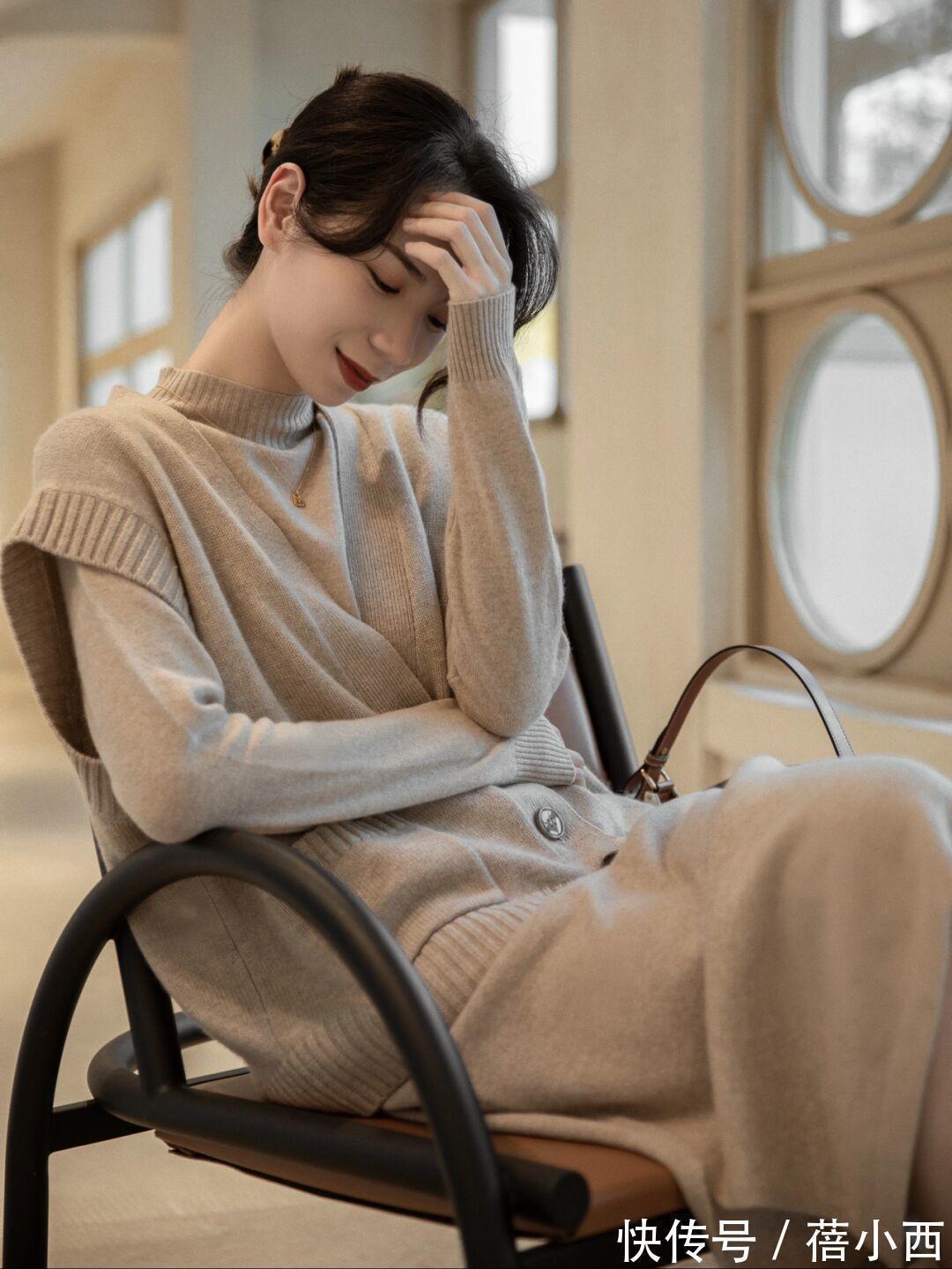 针织开衫 针织衫穿出“奶奶辈”的感觉?来看这位博主的穿搭,全是实用干货