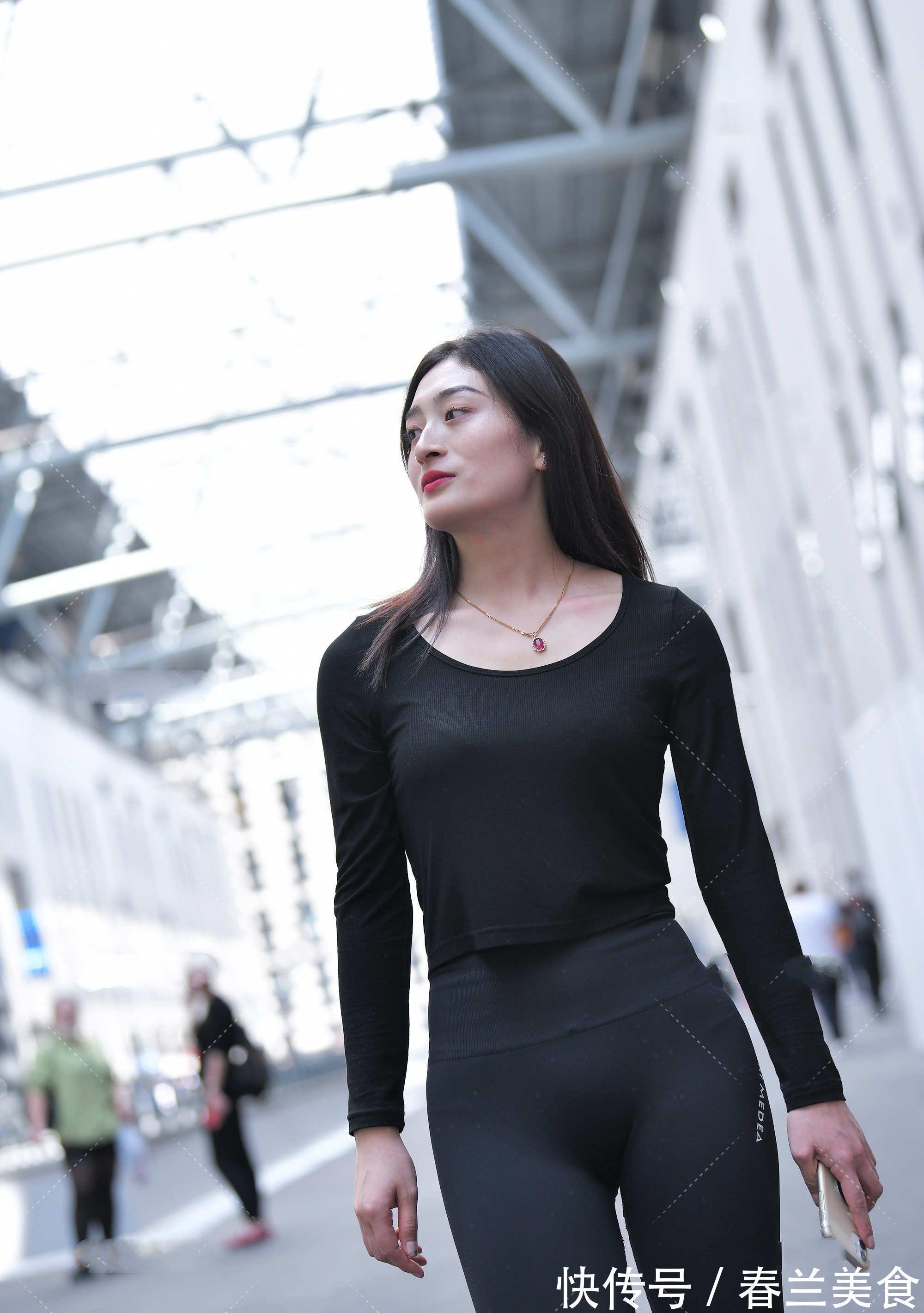 运动 黑色圆领短款上衣,搭配同色九分裤,利用简约的款式打造帅气动感