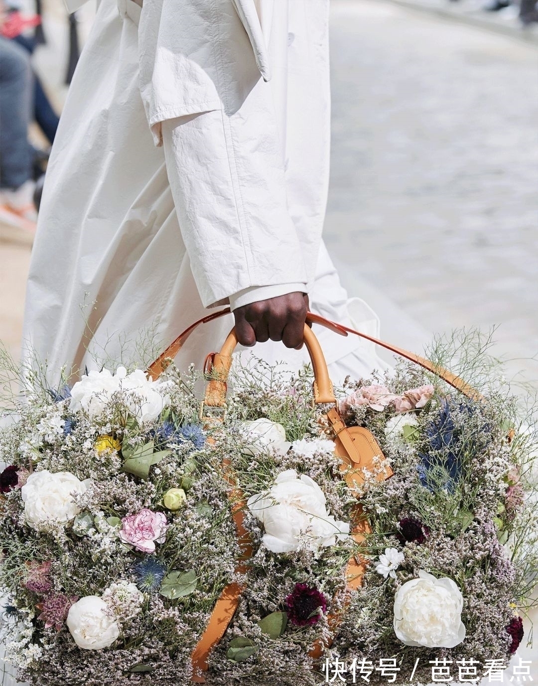 virgil|小时候玩的换装贴纸、QQ秀,竟成了现在最时髦的玩意