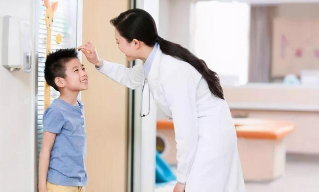 孩子 “鞋拔子”脸新娘,旁边新郎一脸“纠结”,网友:天生绝配