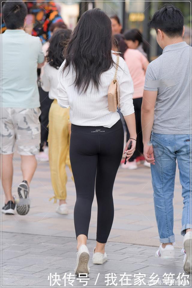 白衬衫搭配黑色小脚裤,宽松时尚,尽显独特气质