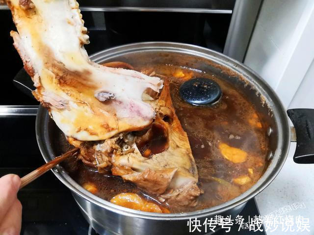 耳朵眼|一百多买个大猪头，卤好了全家都爱吃，肉香皮弹卷饼吃一点也不腻