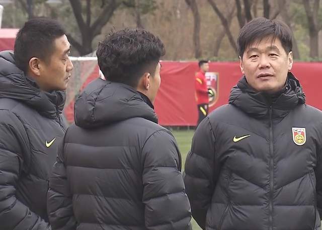 对抗赛|郑智在国足再获李霄鹏重用:不用指挥训练,成为自己贴身陪同!