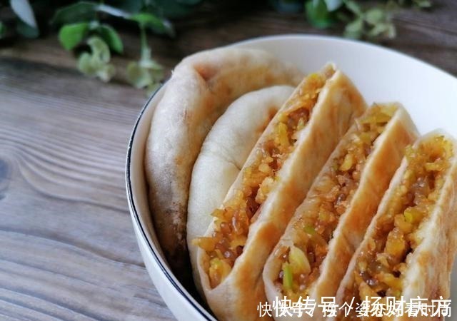 面团|教你做好吃解馋的萝卜粉条素馅饼,皮薄馅大又柔软,凉了也不硬