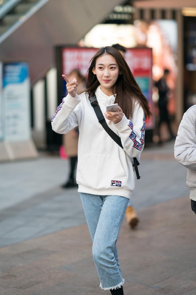 清秀|街拍：长相清秀的美女，穿搭端庄，有些个性
