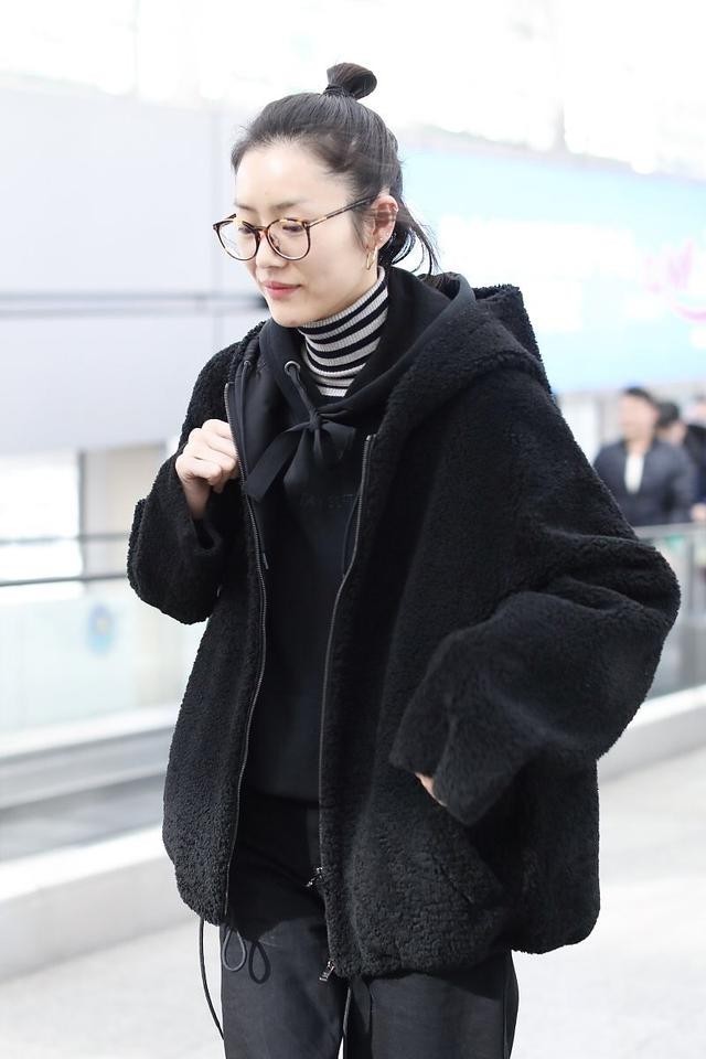 大衣|秋冬不要老选择大衣,试试率性的羔羊绒外套,超模刘雯也在穿