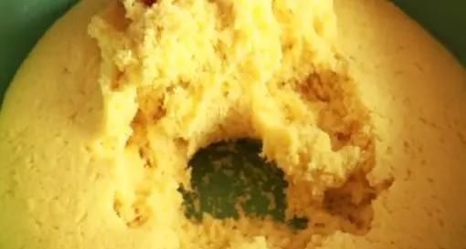 家里有玉米面一定要学做它，不用烤箱，咬一口直掉渣，太香了