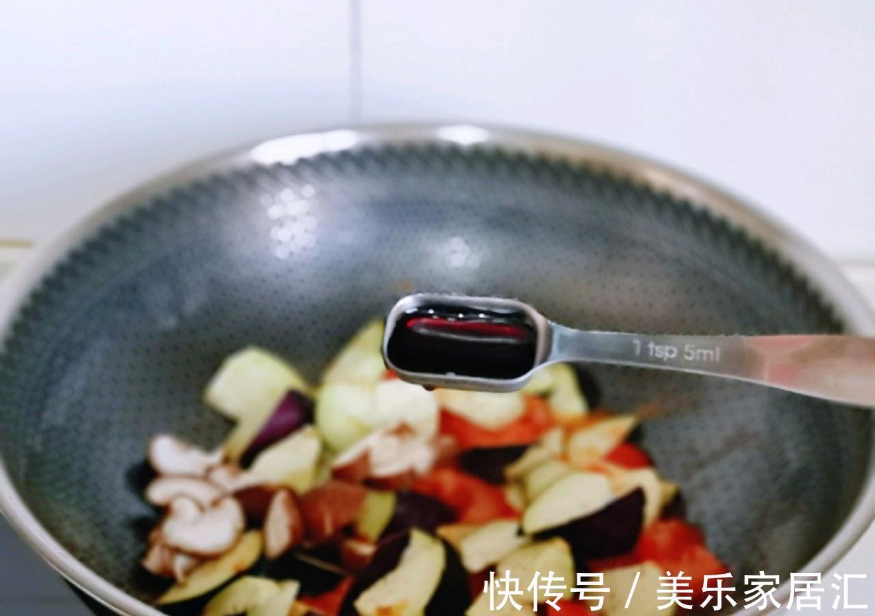 鲜美的番茄香菇烧茄子,超下饭,汤汁拌米饭太过瘾了