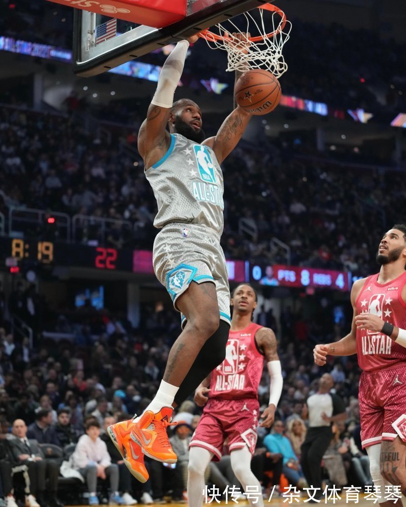 阿迪 东方力量闪耀全明星!老詹换了三双鞋,阿迪太惨,UA是最大赢家?