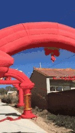 |搞笑GIF:一张膜十元钱,我都帮你免费贴了,你还想哪样?