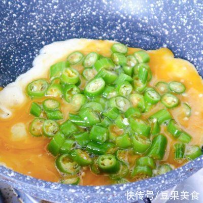 美极酱油|原来做又辣有香又开胃的尖椒炒蛋这么简单