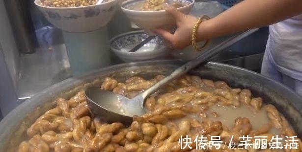 大叔用“洗衣盆”卖早餐4元1碗，每天5盆不够卖，外地人却咽不下