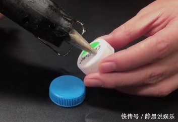 马桶|马桶堵塞,别再花钱请人疏通了,只需2个塑料瓶,教你轻松通马桶