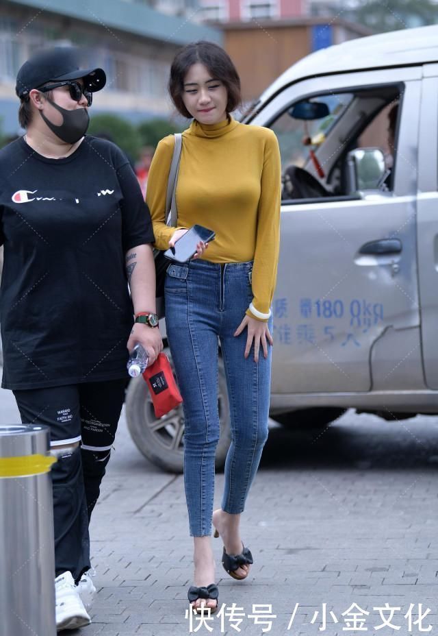 经典黄色紧身上衣,搭配铅笔裤显腿长,高跟鞋中藏“蝴蝶结”显气质