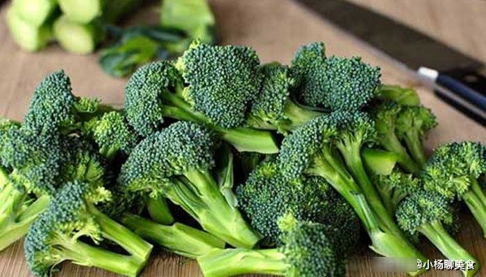 西兰花|炒西兰花直接焯水就错了,多加1步很关键,西兰花翠绿又香脆!
