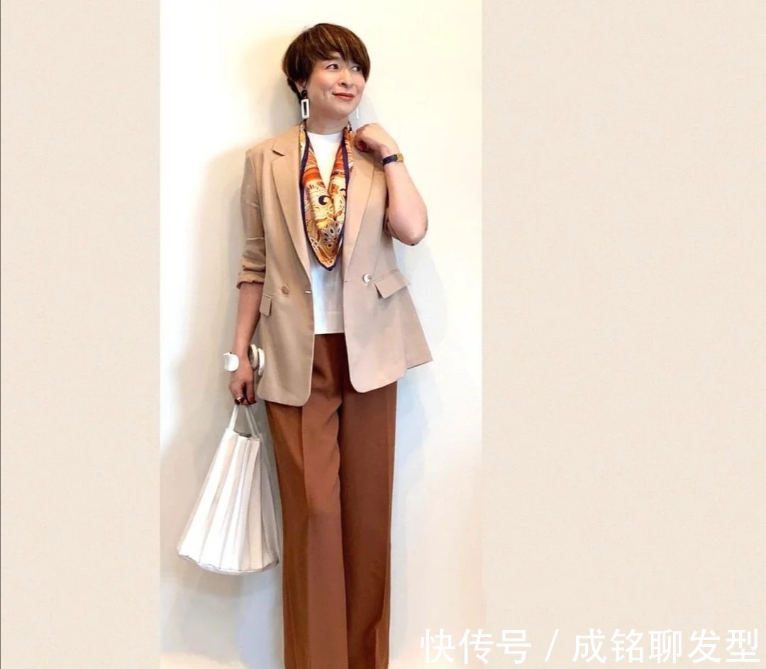 装嫩|这才是50岁妈妈该有的装扮,自然优雅不装嫩,满满都是高级感