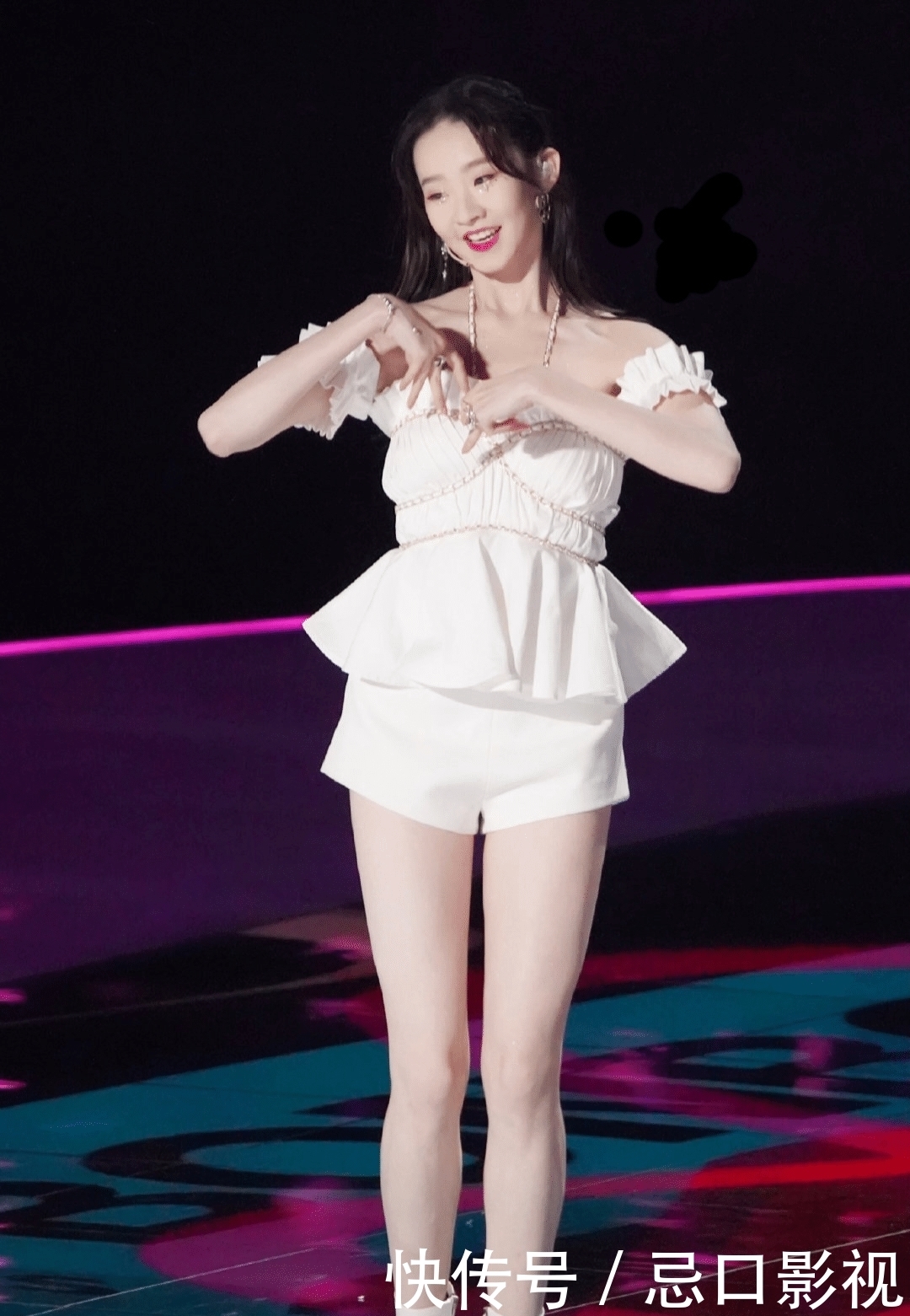 新生代最火的女艺人,除了杨超越、虞书欣以外,还有张艺凡和这两位