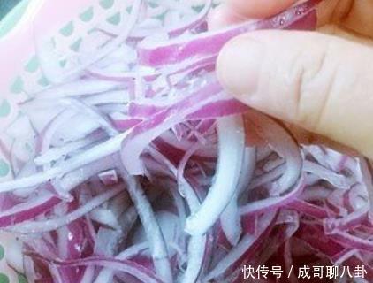 教你洋葱特色做法,简单拌一拌,比饭店还好吃,开胃解馋又解腻!