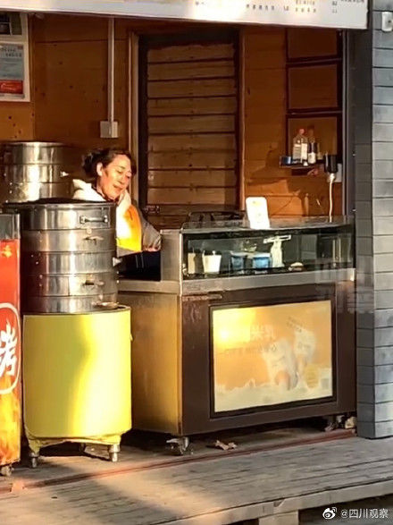 那些治愈人心的画面！包子店阿姨阳光里开心弹琴