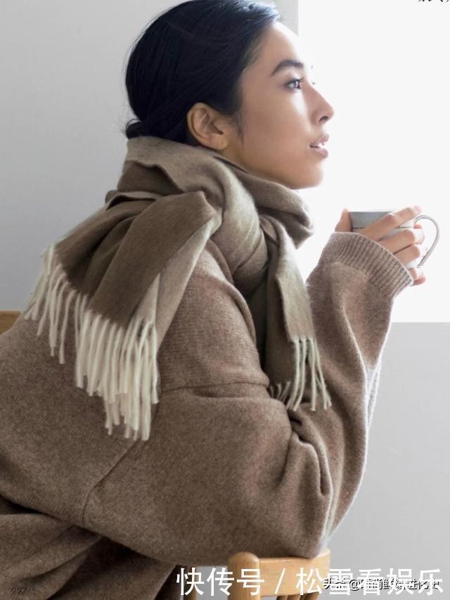 这才是60岁女人该有的打扮!呢大衣+高领衫,御寒减龄不输皮草