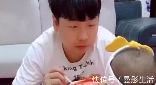 偷吃|“偷吃奶爸”带娃走红,宝宝一个举动令人哭笑不得,网友:惹不起