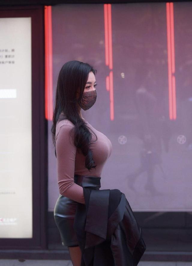 淡紫色 美女脚上搭配一双拼色的高跟鞋,穿起来非常的时尚又舒适