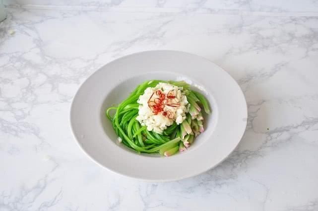 五十岁阿姨的创新菜，菠菜不吃叶光吃杆，焯一焯浇点油，好吃好看