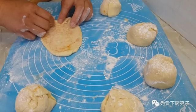 椰蓉酥|2个鸡蛋，半斤面粉，不蒸馒头不烙饼，酥到掉渣，看着就流口水了