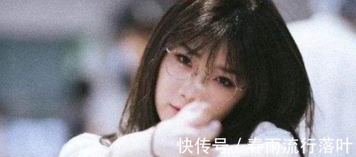二次元|新人女coser与男子摆不雅动作,道歉声明很硬请尊重我个人爱好