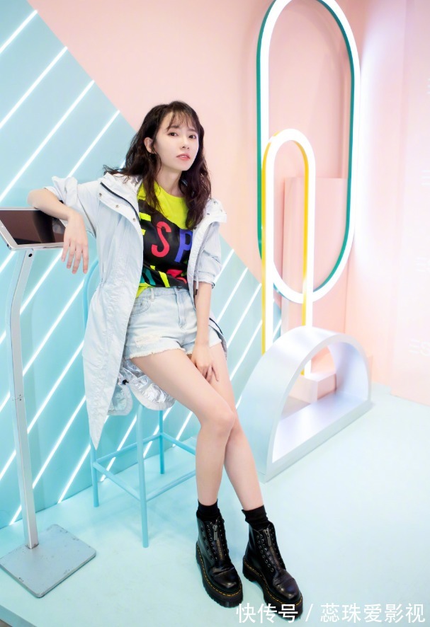 爱情公寓3|刘萌萌才是圈内腿精,大胆挑战三分裤,秀出“漫画腿”太绝了