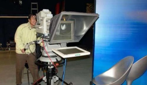 《新闻联播》主持人为什么要低头看稿？他们手里的纸是干嘛用的？