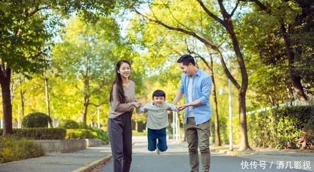 为防孙女吹风感冒，给自行车装上“全景天窗”，别人家的爷爷火了