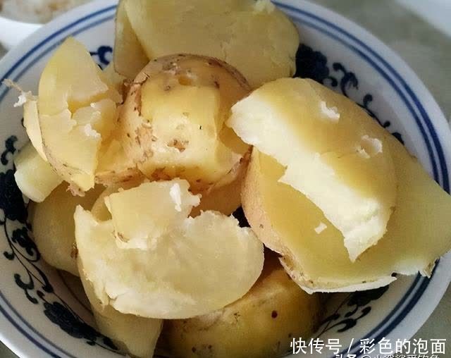 自制草鱼饵料怎么才能狂拉不停?少走弯路直接做全水域饵料