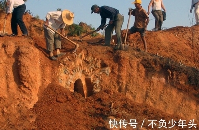 西汉古墓|西汉古墓里出现一件穿越时空的铁器，专家直呼：不可能