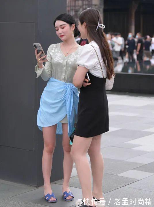 连衣裙 街拍美女:灰色V领连衣裙,清新靓丽尽显温柔气息,美的时尚大方