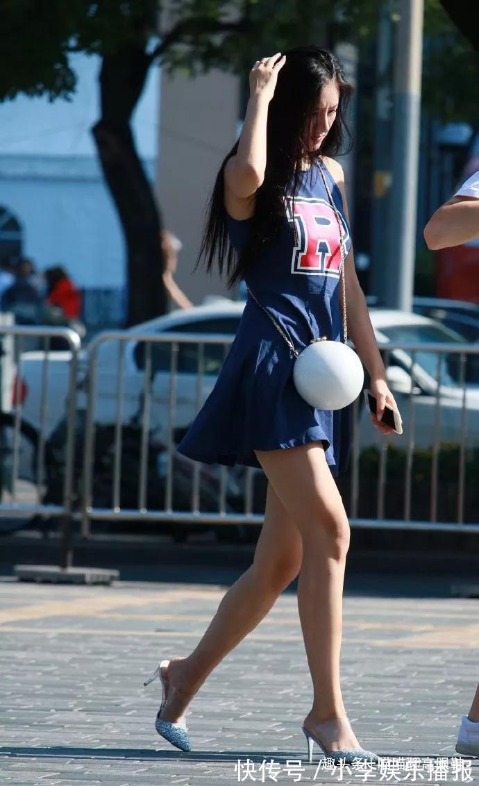 搭配 美女脚上穿着一双尖头的高跟鞋,优雅的交叉绑带让她显得更有气质