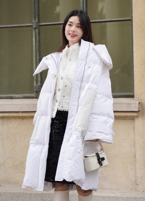 小姐姐 秋冬要给穿搭做减法,建议用“羽绒服+半身裙”,温柔显瘦更好看