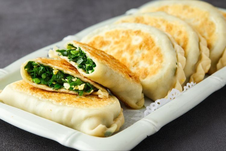 做韭菜盒子，皮太硬馅儿太散？教你正确做法，外酥里嫩，馅料鲜香