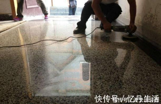 地板|新房装修,客厅万万别贴瓷砖地板了,如今流行这样设计,太聪明了