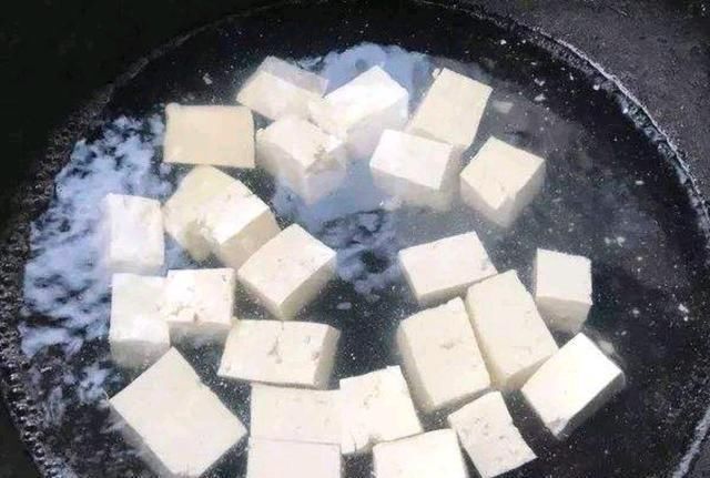 吃这7类食物必须先焯水,很多人一直吃错了,别等生病了再改正