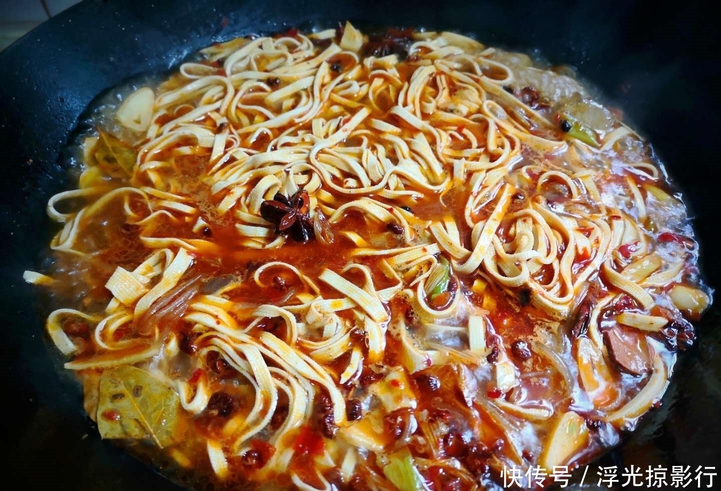 美味|3张豆腐皮1把粉条,简单做一锅,鲜香美味,连汤汁都不剩!