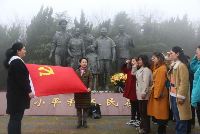 连云港苍梧小学云山校区师生走进连岛景区“学党史·赏春天”