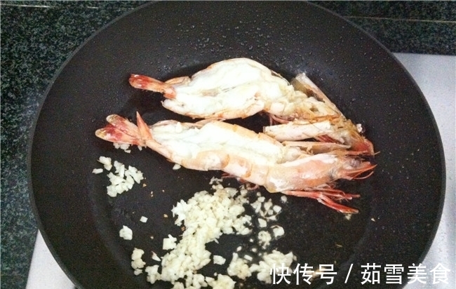 此法烹调冷冻虾,鲜味迅速提升,肉质紧实越嚼越香,高端大气