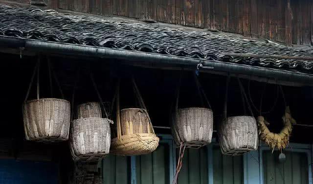 中国最牛的豪宅一幢房子一千根柱子晴不见日，雨不湿鞋