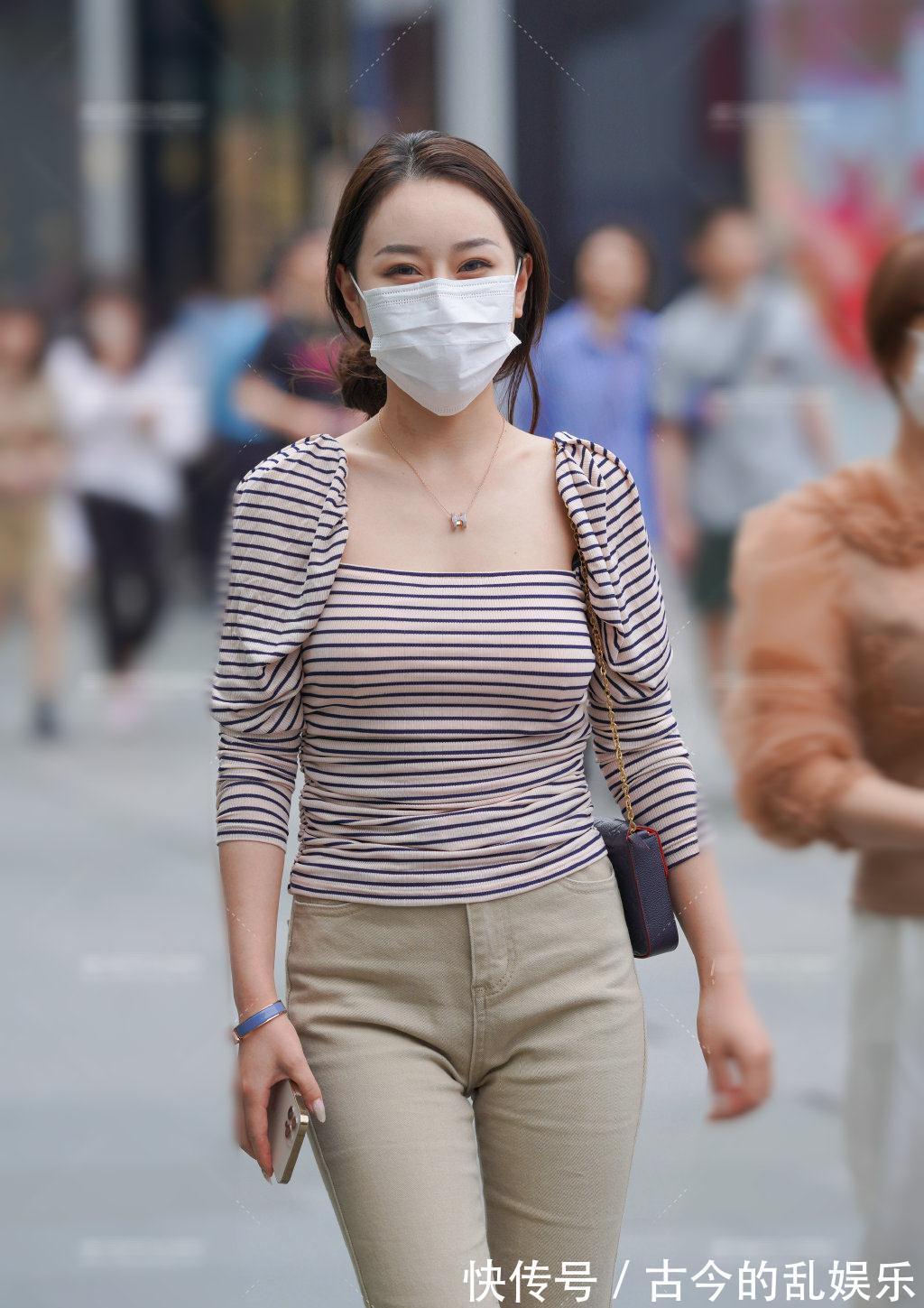 牛仔布 黑色皮裙搭配高跟鞋,创造出非常高级的时尚效果,为穿搭增添亮点