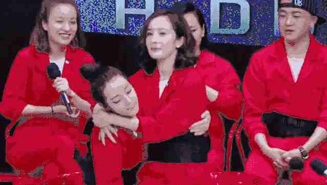 |明星公主抱太搞笑,看李兰迪是怎么被抱笑到哭,而她被直接扔水里